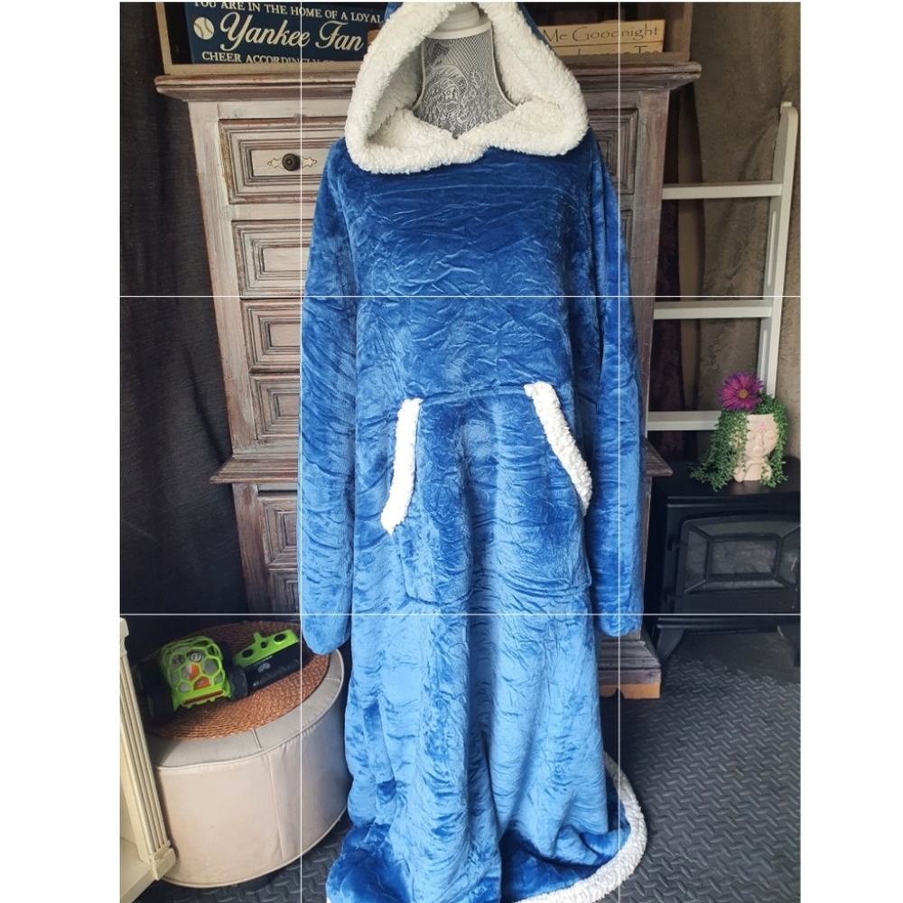 UNISEX Oversized wearable Fleece blanket w/Sleeves in blue 💙